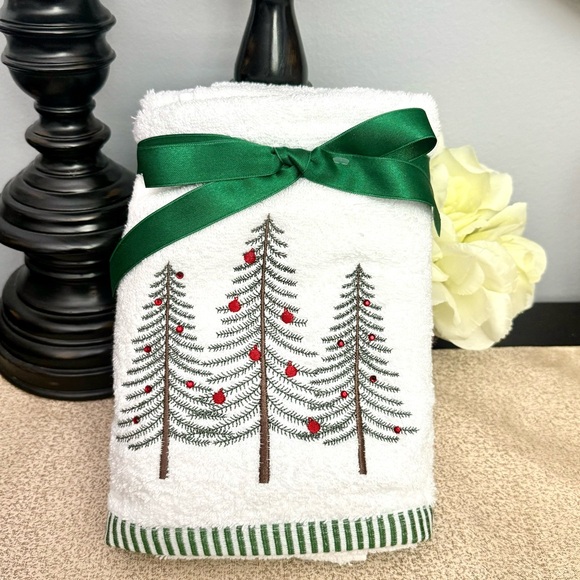 NWT Set of 2 Jeweled Christmas Trees Turkish Bathroom Hand Towels - Picture 2 of 9